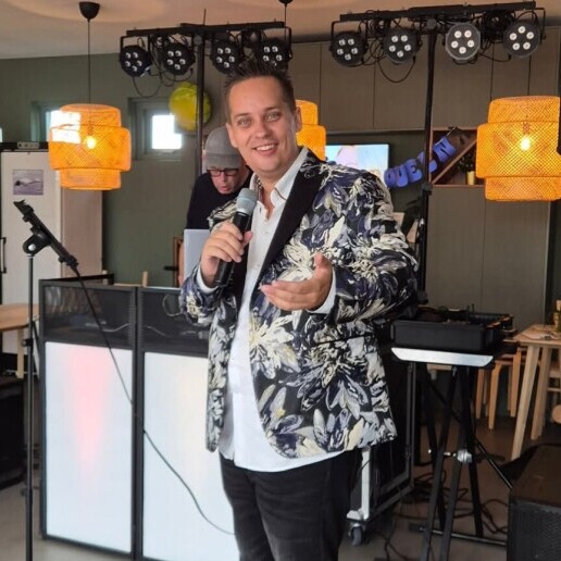 Singer (male) Brielle  (NL) 