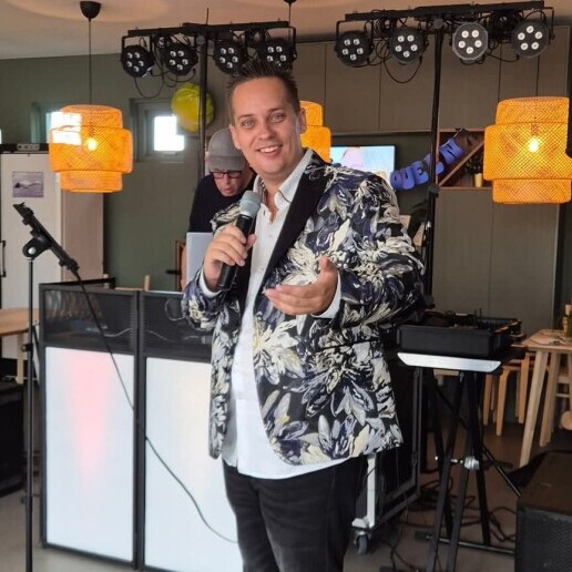 Singer (male) Brielle  (NL) 