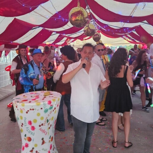 Singer (male) Brielle  (NL) 