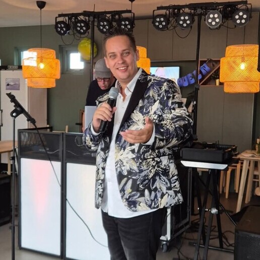 Singer (male) Brielle  (NL) 