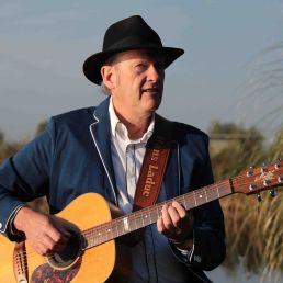 Zanger Gitarist - Hans Laduc