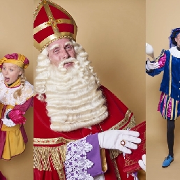 Sinterklaas en zijn pieten delen uit