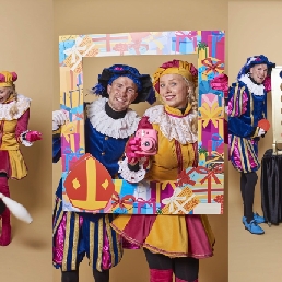 Actor Beesd  (NL) Handing out puppet dance games