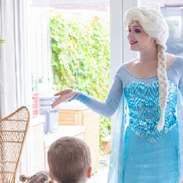 Lisa: Ice queen Elsa at children's party