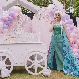 Lisa: Ice queen Elsa at children's party