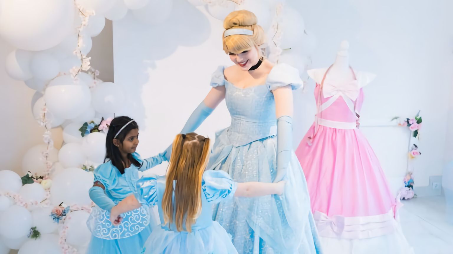 ✨Assepoester op prinsessenfeestje Boeken? Direct op ShowBird.com!, image size:1536x864