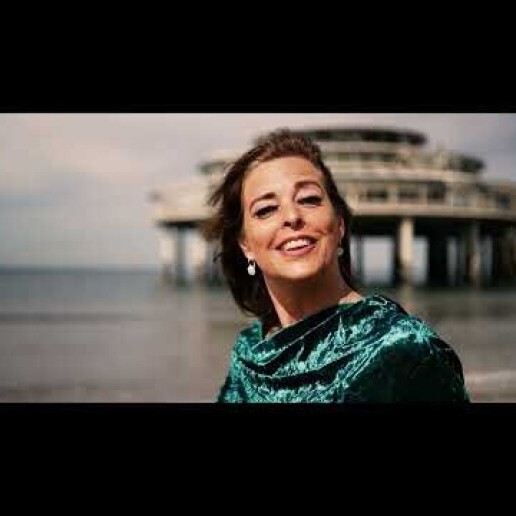 Singer (female) Willemstad  (Noord Brabant)(NL) 