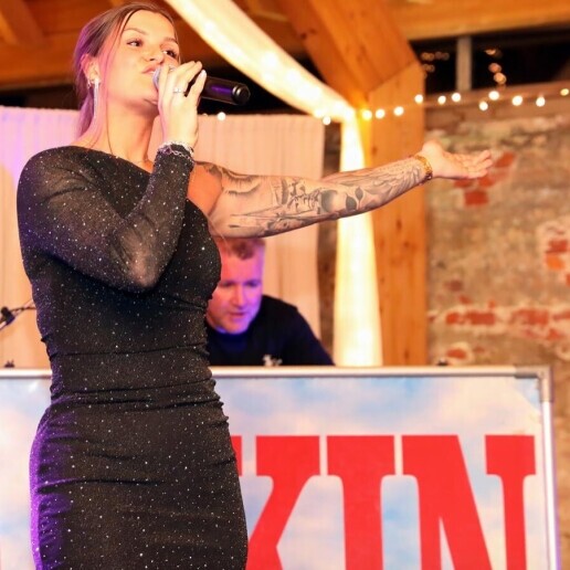 Singer (female) Heeze  (NL) 