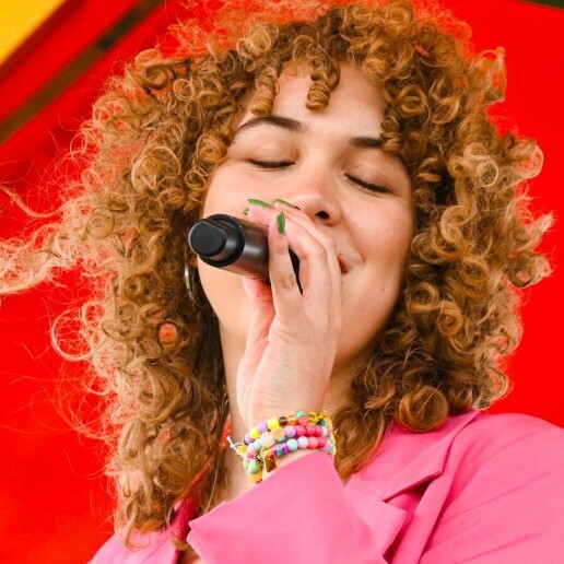 Singer (female) Zuidoostbeemster  (NL) 
