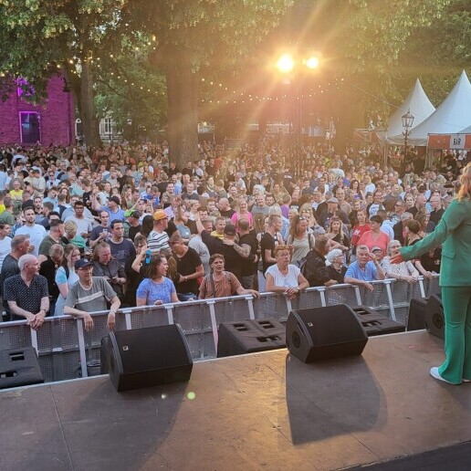 Singer (female) Peize  (NL) 