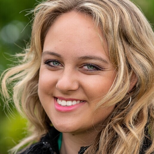 Singer (female) Peize  (NL) 