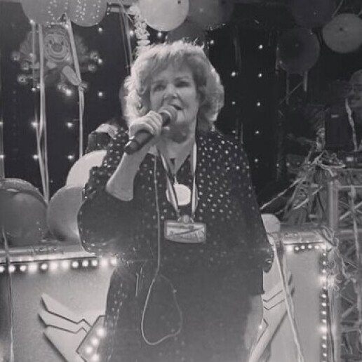 Singer (female) Midwolda  (NL) 