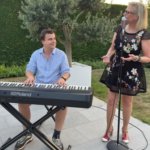 Singer (female) Lauwe  (BE) 