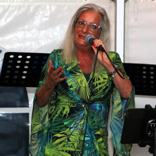 Singer (female) Stavenisse  (NL) 