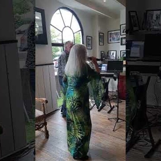 Singer (female) Stavenisse  (NL) 