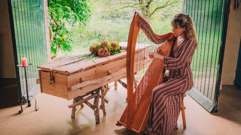 Harp (en zang) bij uitvaart