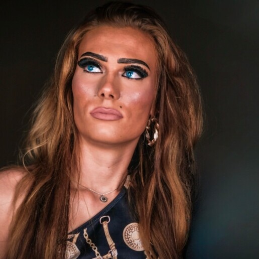 Singer (female) Veenoord  (NL) 