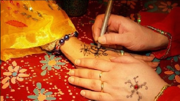 Henna Tattoo Artist with Tattoo Kar