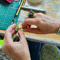 Making natural-looking paper flowers