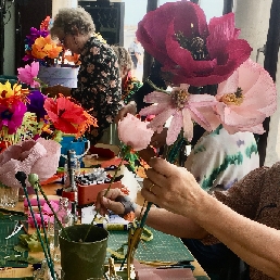 Making natural-looking paper flowers