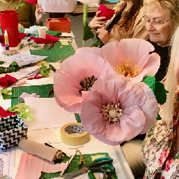 Making natural-looking paper flowers