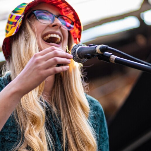 Singer (female) Veldhoven  (NL) 