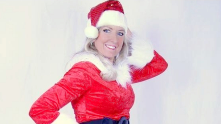 Singer (female) Olsene  (BE) online Christmas performance with Xiana