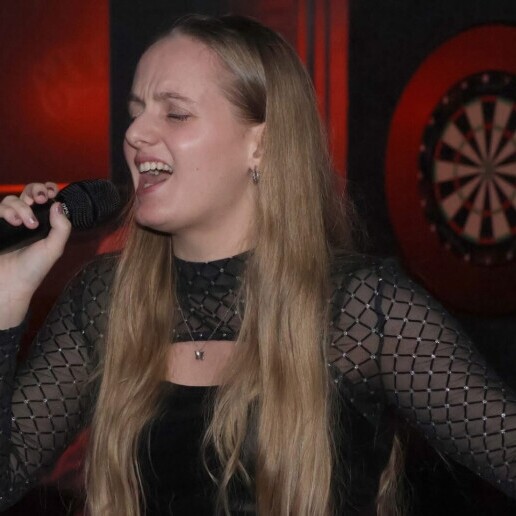 Singer (female) Krommenie  (NL) 