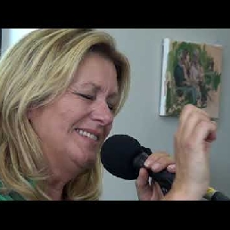 Zangeres Vijfhuizen  (NL) Anita Sanders zingen bij uitvaart